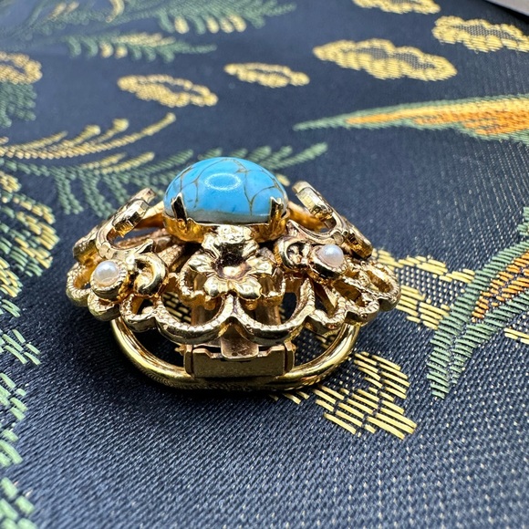 SOLD. Vintage Filigree Scarf Clip Gold Tone with faux pearl - Picture 6 of 7